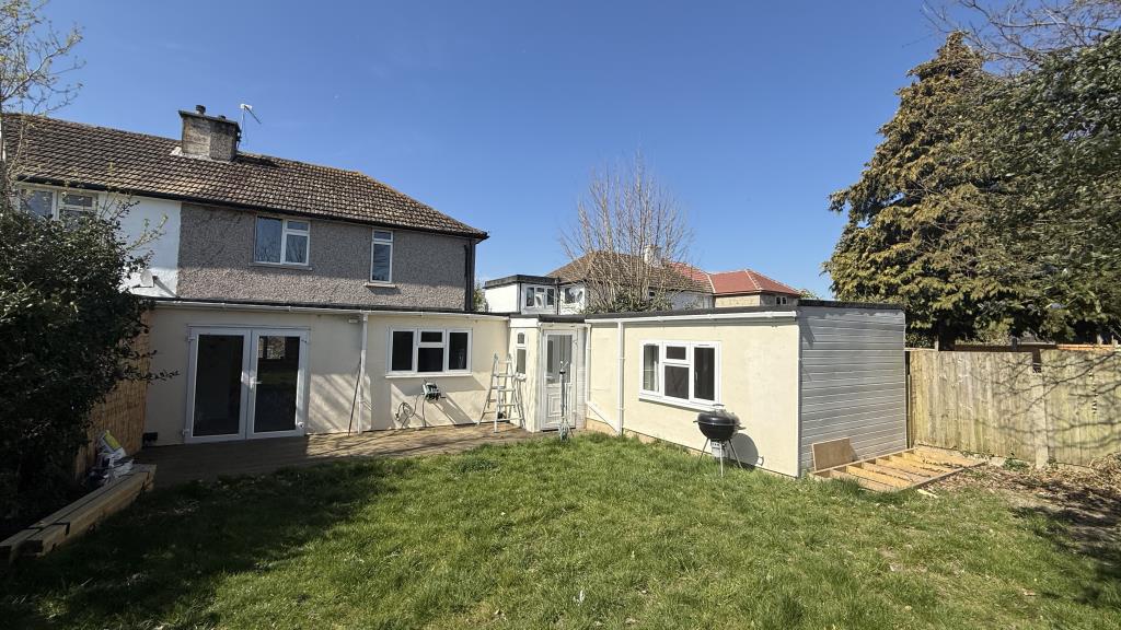 Lot: 127 - VACANT SEMI-DETACHED HOUSE AND ANNEXE - External view of back of property and annexe